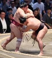 豊昇龍（右）が押し出しで大栄翔を下す