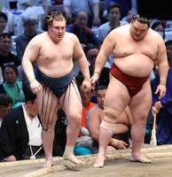 隆の勝（右）を押し出しで下した安青錦
