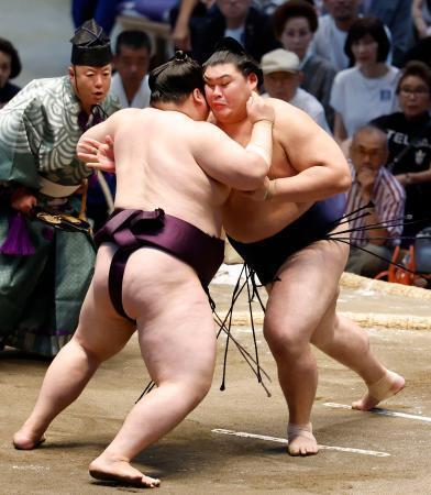 　王鵬（左）を攻める大の里。寄り切りで下す＝ＩＧアリーナ
