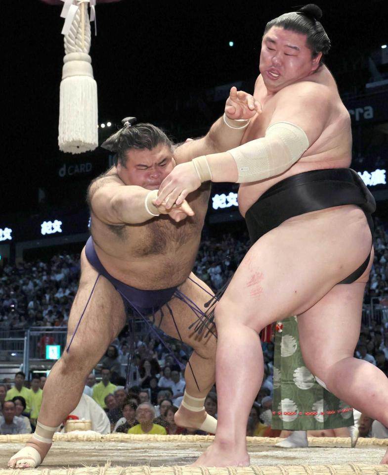 　押し出しで正代（右）を破る高安（撮影・布藤哲矢）