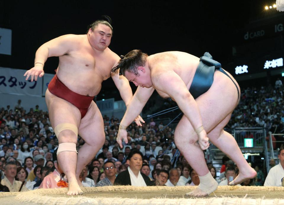 安青錦（右）が押し出しで隆の勝を下す