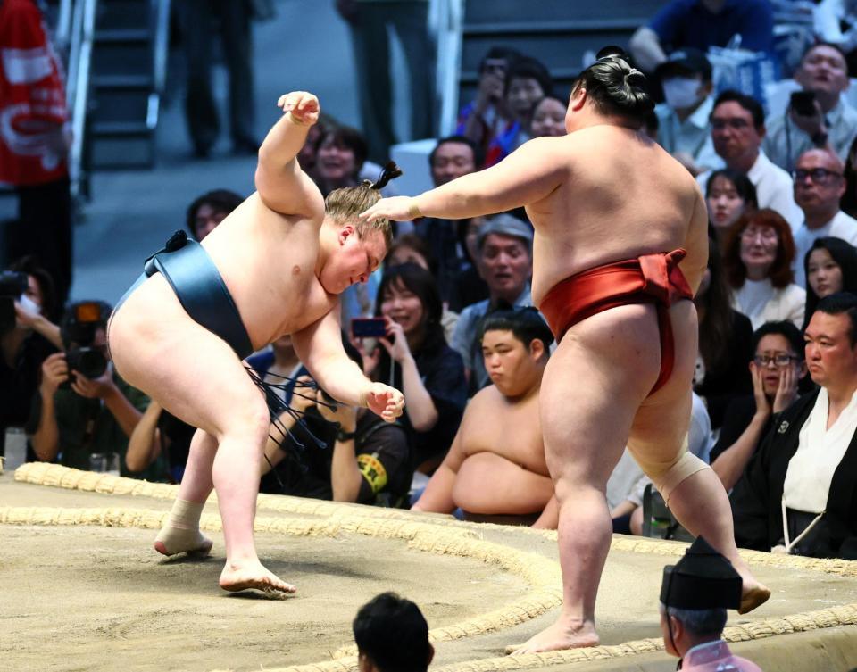 安青錦（左）が押し出しで隆の勝を下す
