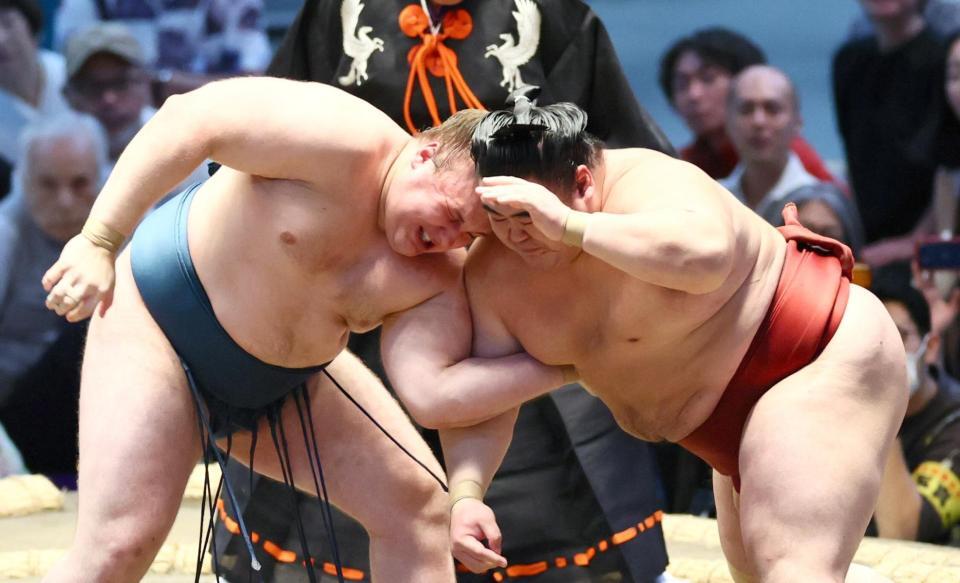 隆の勝（右）を攻める安青錦。押し出しで下す