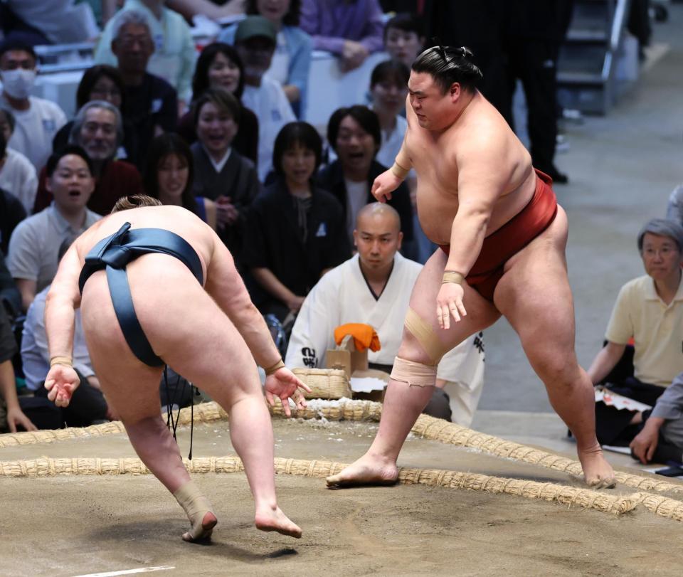 隆の勝（右）が押し出しで安青錦に敗れる