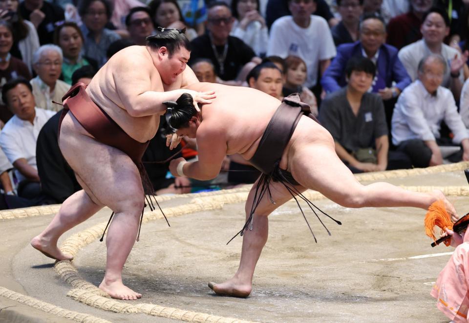 霧島（右）が押し出しで熱海富士を下す