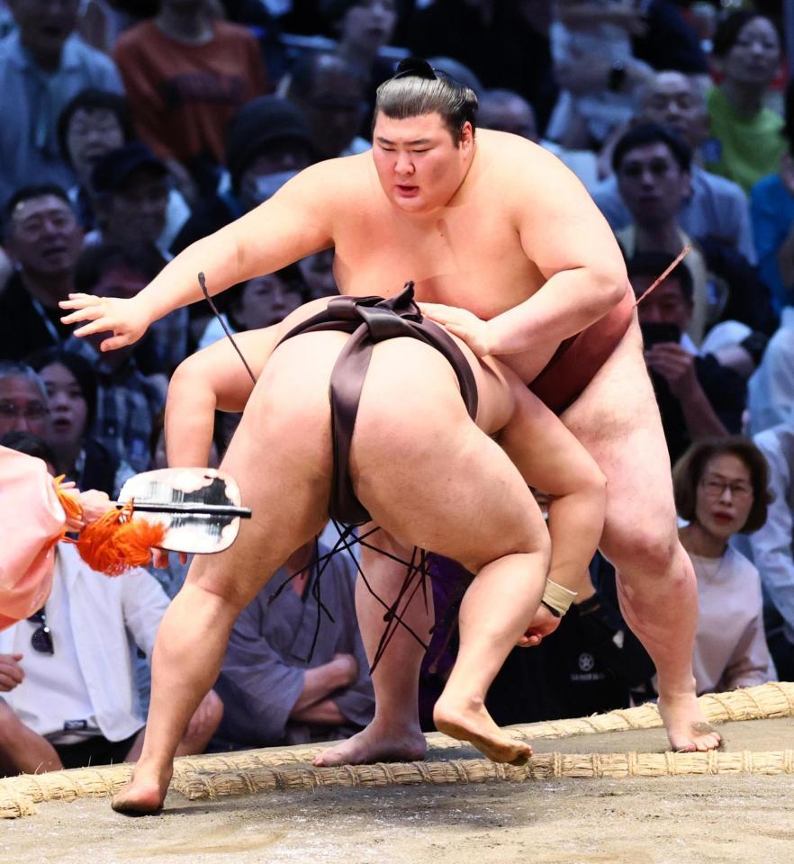 熱海富士（奥）が押し出しで霧島に敗れる