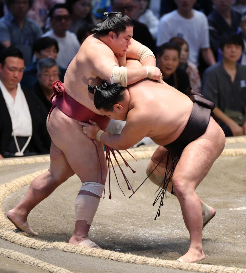 豊昇龍（右）が押し出しで大栄翔を下す