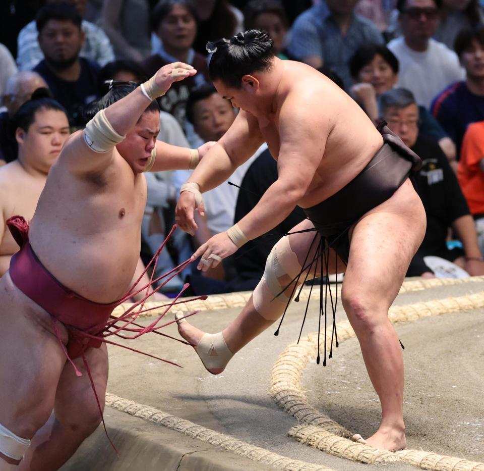 豊昇龍（右）が押し出しで大栄翔を下す