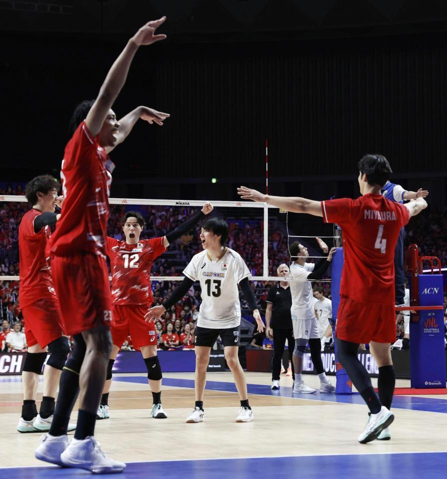 アルゼンチンに勝利し、喜ぶ高橋藍（12）ら日本の選手たち