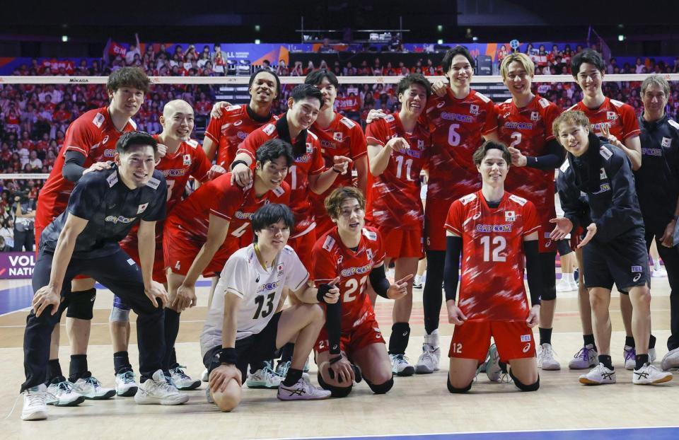 アルゼンチンに勝利し、記念写真に納まる高橋藍（12）ら日本の選手たち