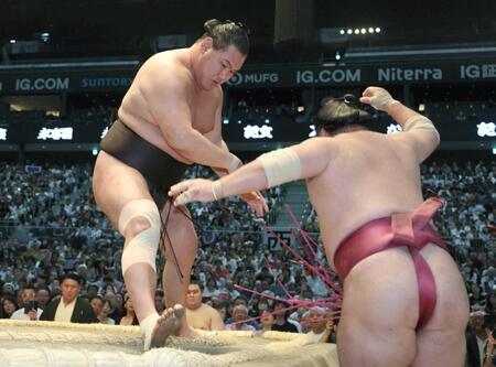 豊昇龍（左）が押し出しで大栄翔を下す（撮影・黒田淳一）