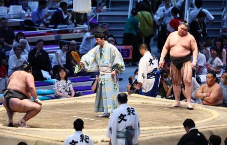 生田目（左）に突き出しで敗れた旭富士