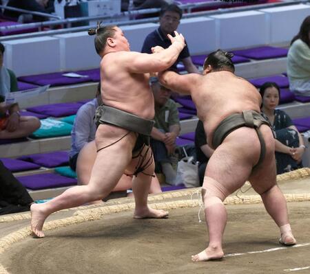 生田目（右）に突き出しで敗れる旭富士