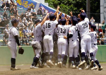 　沖縄大会決勝でエナジックスポーツを破って甲子園出場を決め、喜ぶ沖縄尚学ナイン＝沖縄セルラースタジアム那覇