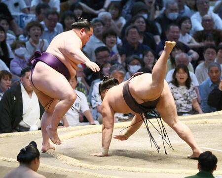 霧島（右）が突き落としで美ノ海に敗れる
