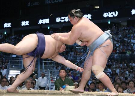 琴勝峰（右）が突き落としで平戸海を下す