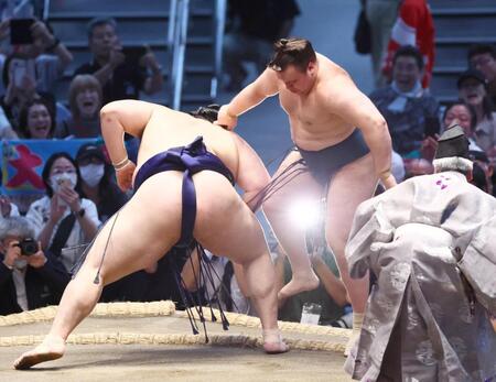 安青錦（右）が上手出し投げで大の里を破る