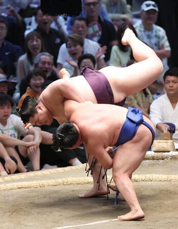 王鵬（奥）がすくい投げで藤ノ川に敗れる