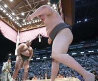 生田目（左）に突き出しで敗れた旭富士