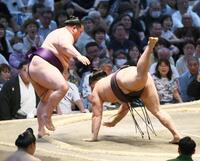 霧島（右）が突き落としで美ノ海に敗れる