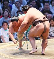 琴桜（左）が上手投げで伯乃富士に敗れる