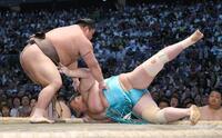 伯乃富士（左）が上手投げで琴桜を破る