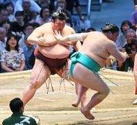 熱海富士（左）が押し出しで一山本を下す