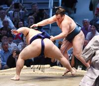 安青錦（右）が上手出し投げで大の里を破る