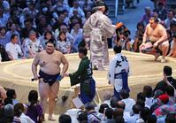 安青錦に敗れ、引き揚げる大の里（左）