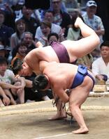 王鵬（奥）がすくい投げで藤ノ川に敗れる