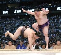 霧島が突き落としで美ノ海に敗れる