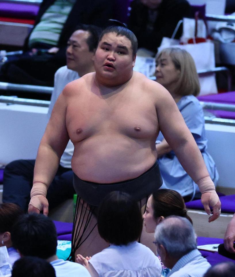 生田目に敗れて引き揚げる旭富士