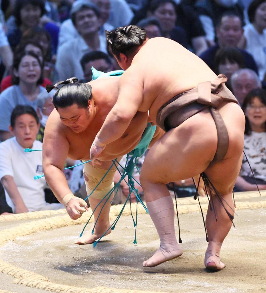 琴桜（左）が上手投げで伯乃富士に敗れる