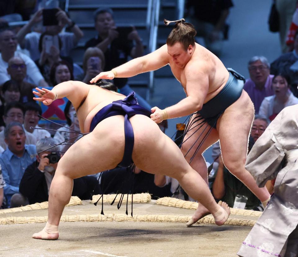 安青錦（右）が上手出し投げで大の里を破る