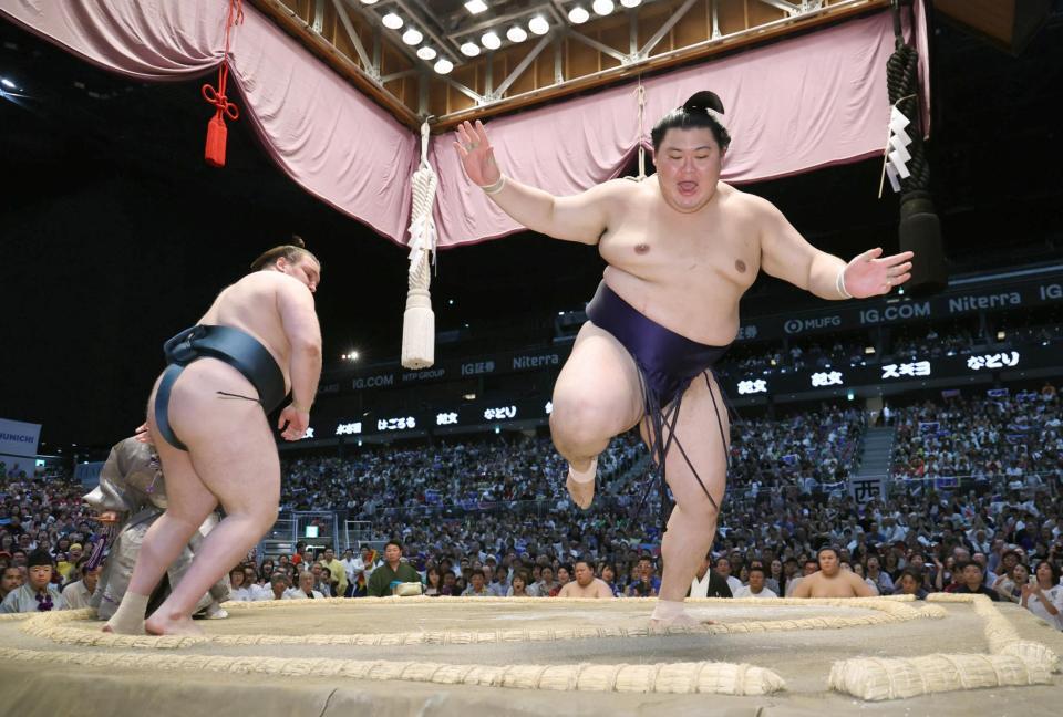 大の里（右）が上手出し投げで安青錦に敗れる