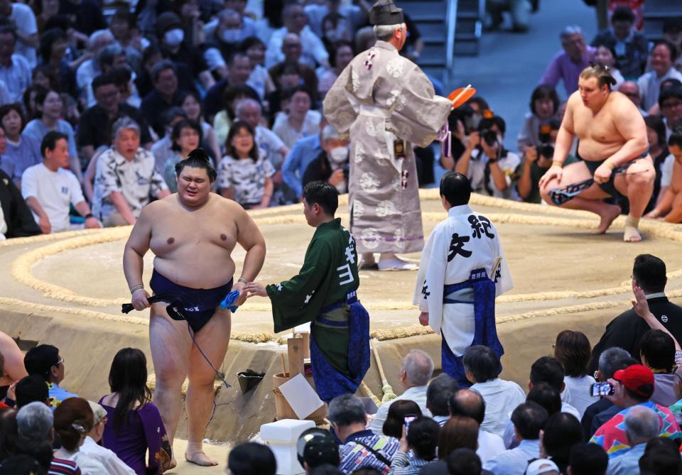 安青錦に敗れ、引き揚げる大の里（左）
