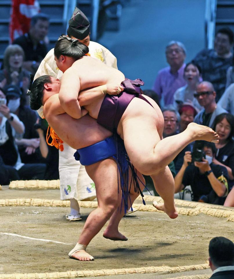 王鵬（右）をつり上げる藤ノ川