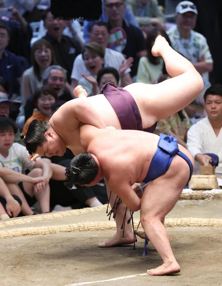 王鵬（奥）がすくい投げで藤ノ川に敗れる