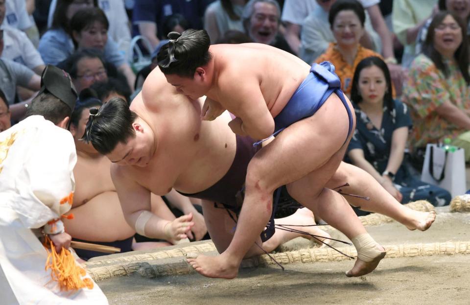 藤ノ川（右）がすくい投げで王鵬を破る