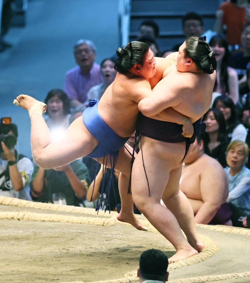 王鵬（右）につり上げられる藤ノ川