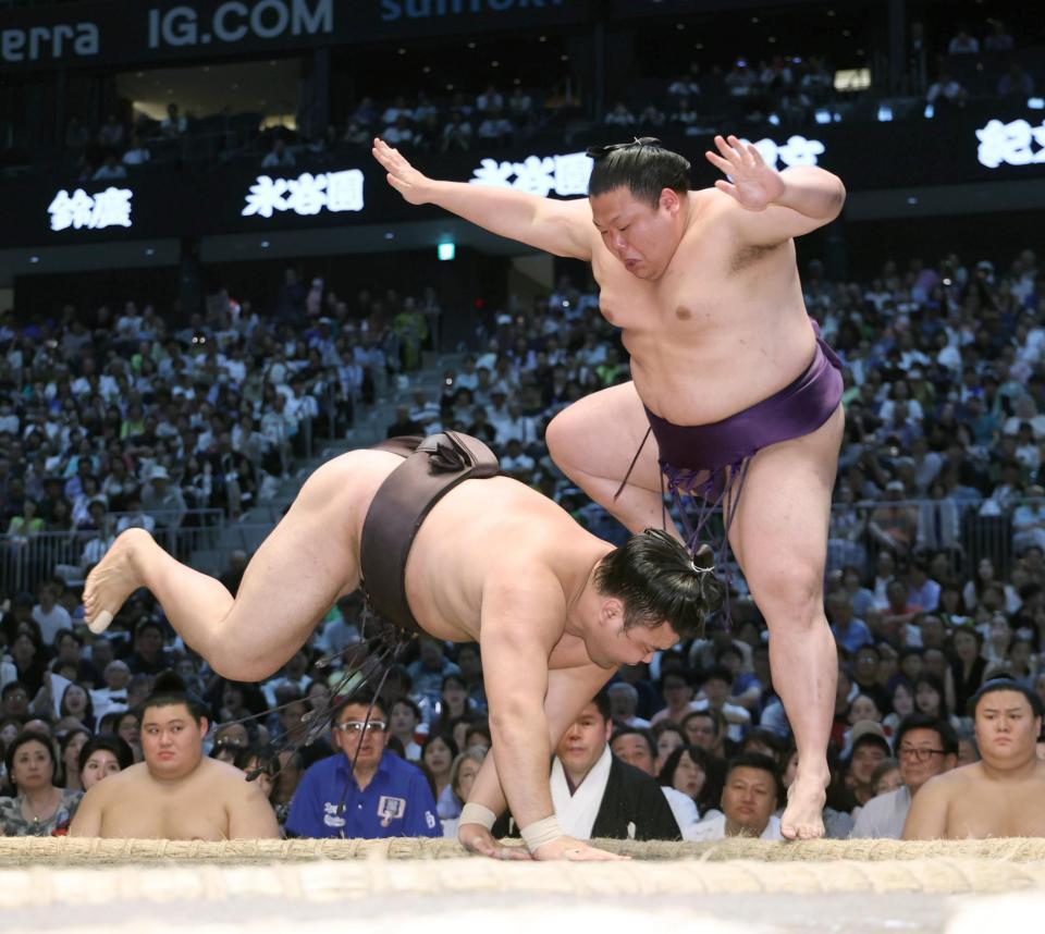 霧島が突き落としで美ノ海に敗れる