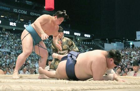 琴栄峰（左）が切り返しで阿炎を下す