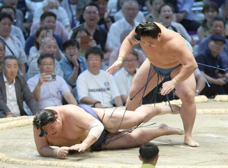 琴栄峰（右）が切り返しで阿炎を下す