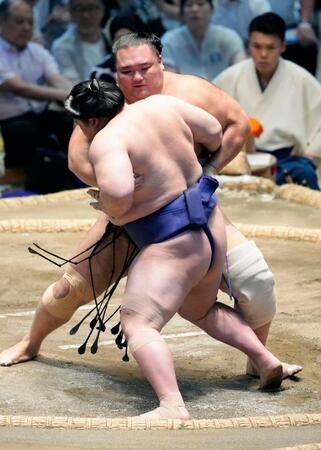 朝乃山が寄り切りで藤青雲を破る