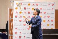 クロスを扱う中沢佑二さん（日本協会提供）