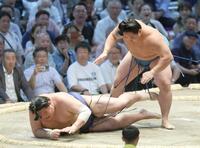 琴栄峰（右）が切り返しで阿炎を下す