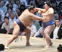 高安（左）が突き出しで翔猿を下す