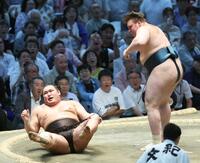 豊昇龍（左）が上手投げで安青錦に敗れる