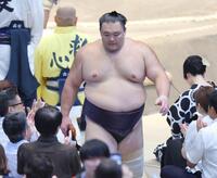 藤青雲を寄り切りで破り、引き揚げる朝乃山
