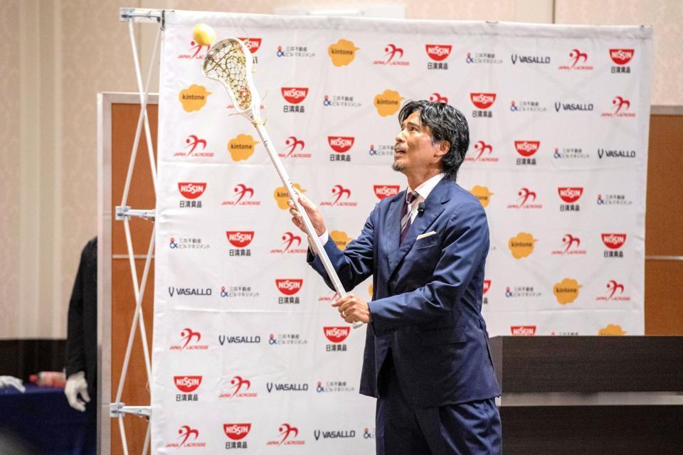 クロスを扱う中沢佑二さん（日本協会提供）